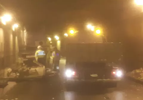 EXCLUSIV / Și-a ”cojit” duba de tavanul Pasajului Unirii. Ghinionistul șofer nu a ținut cont de înălțimea trecerii subterane și s-a blocat în interior