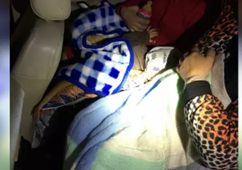 Și-au ascuns copiii printre bagaje. Două familii de olteni, au încercat să-și scoată copiii din țară fără acte, acoperiți cu pături