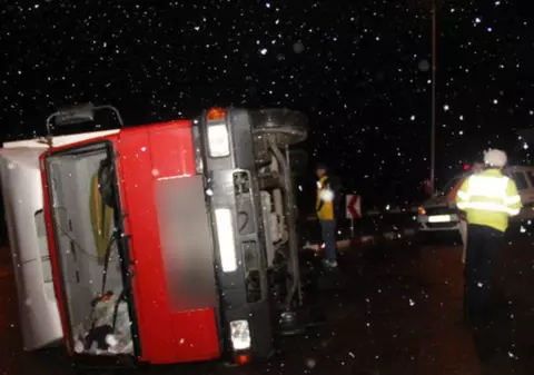 Un TIR a derapat pe DN 1A, în Prahova. Motorina s-a scurs pe asfalt