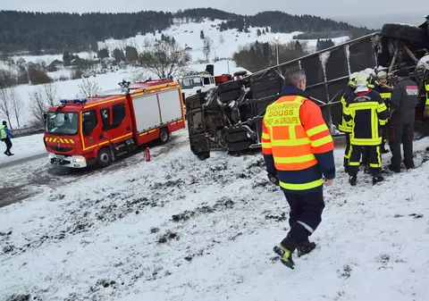Grav accident rutier în Franța din cauza poleiului. Cinci persoane au murit și 27 au fost rănite