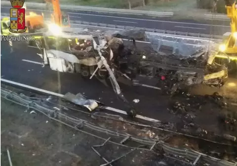 VIDEO| Încă o tragedie în Italia. Mai mulți copii au murit într-un accident rutier lângă Verona. Cel puțin 16 morți și 39 de răniți