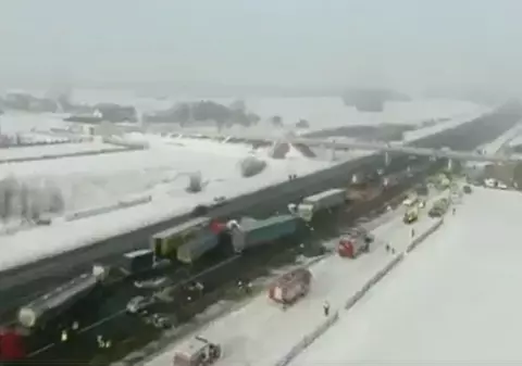 Accidente în lanț pe o autostradă din Polonia. 63 de mașini au fost implicate în carambol / VIDEO