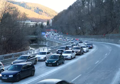 FOTO și VIDEO/ Minivacanța se încheie cu șoferi în trafic. Sute de mii de mașini, pe șosele. Poliția Rutieră: „Supraveghem drumurile cu elicopterele”
