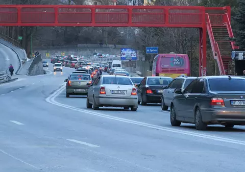 UPDATE: Femeia căzută de pe podul care supratraversează DN1, în zona orașului Câmpina, a murit. Incidentul teribil i-a îngrozit pe șoferi