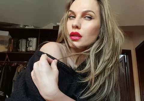 Anna Lesko se relaxează pictând. Fanilor le-a sărit în ochi altceva