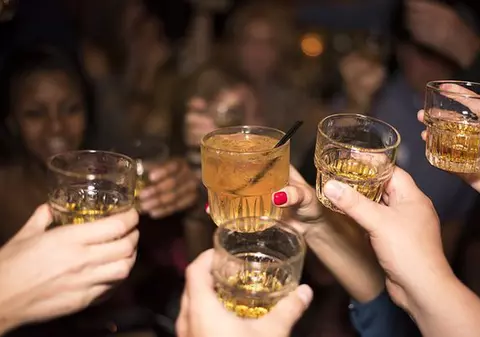 Băutura le-a băgat vrajba în familie. Zeci de persoane de prin județul Giurgiu s-au ”caftit” zdravăn în case după ce s-au amețit bine