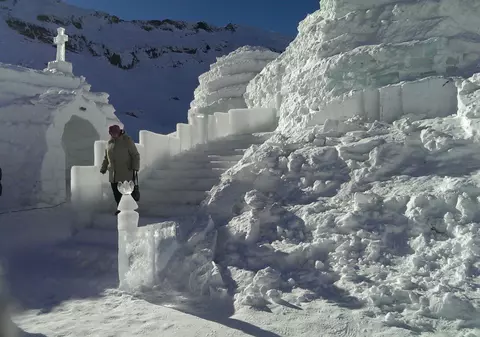 Biserica de gheață de la Bâlea Lac a fost sfințită. Lăcașul de cult de la peste 2.000 de metri este unic în Europa de Sud-Est | GALERIE FOTO