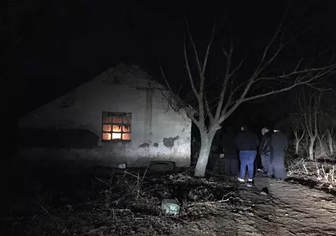 O mamă cu patru copii, care trăia într-un grajd din județul Timiș, a primit o casă nouă de la Mitropolitul Banatului