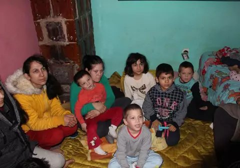 Dramă pentru cinci familii din Constanța, în urma unui incendiu: 19 oameni trăiesc într-o singură cameră