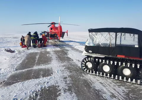 Bărbat din județul Constanța, salvat cu elicopterul dintr-o localitate unde drumul e blocat de zăpadă | GALERIE FOTO