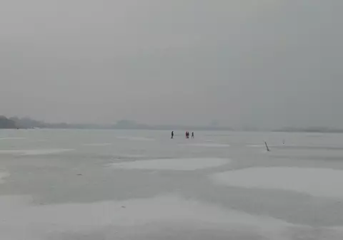 Copii suprinşi mergând pe gheaţă, pe lacul Siutghiol | VIDEO