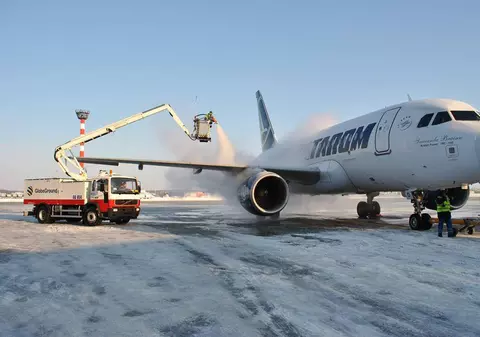 Curse aeriene afectate de vreme. Întârzieri de 30 de minute ale zborurilor, din cauza degivrării