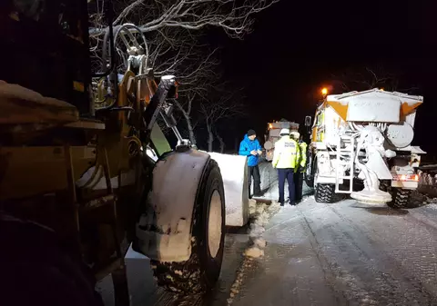 100 de turiști blocați în Vama Negru Vodă au fost salvați după trei zile în nămeți. Moldovenii au sărbătorit Crăciunul pe rit vechi în mașini