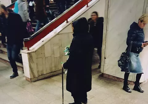 Poveste impresionantă: ”Doamna cu șervețele la 1 leu” care le dă lecții bucureștenilor