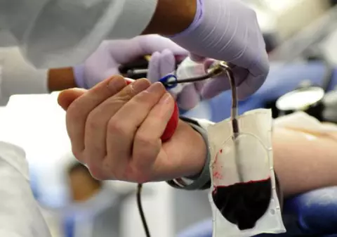 Apel disperat! Viața unei tinere de 31 de ani depinde de transfuziile de sânge