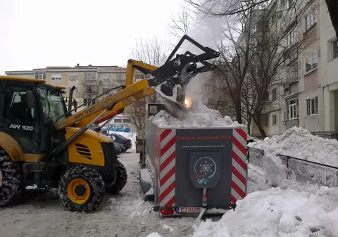 Vreţi deszăpezire rapidă? Maşina de topit zăpada, prototip românesc, a intrat în teste în sectorul 4 / VIDEO