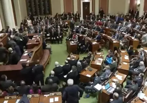 Guvernatorul din Minnesota a căzut în timp ce susținea un discurs | VIDEO