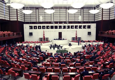 Parlamentul turc a aprobat în primă lectură noua Constituţie care îi dă mai multe puteri lui Erdogan