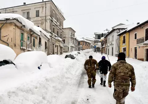 UPDATE | Patru cutremure au zguduit centrul Italiei. Un hotel, plin de turiști a fost îngropat de o avalanșă, în urma seismelor. 30 de oameni sunt prinși sub dărâmături