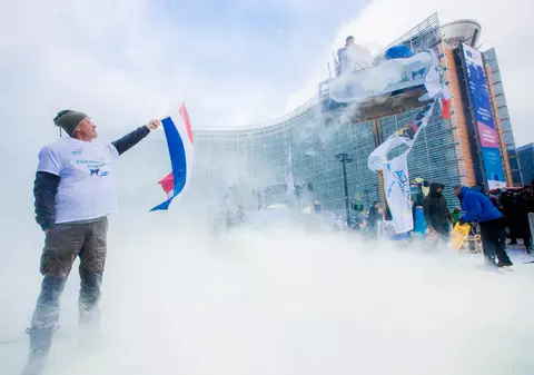 Ninsoare cu lapte praf în fața Consiliului European