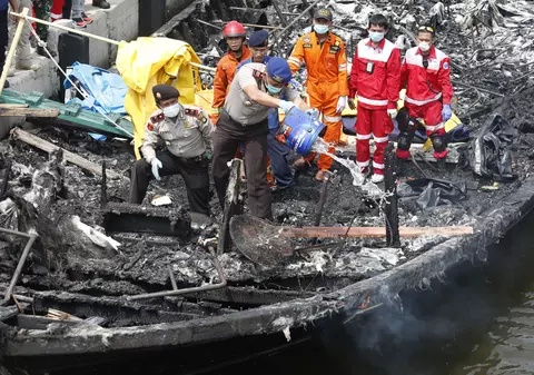 Cel puțin 23 de morți și peste 20 de răniți, într-un incendiu pe o ambarcațiune din Indonezia