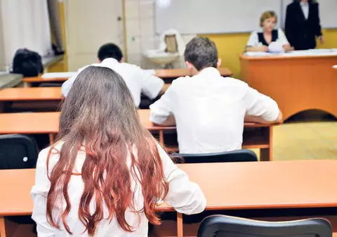 Invazie de păduchi în școlile din Capitală. Farmaciștii au lichidat stocul de produse destinate extirpării păduchilor