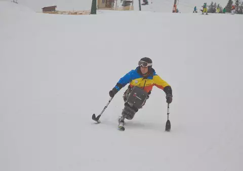 Românul care schiază doar cu un picior a fost medaliat cu argint. Suceveanul Ionel Lungu, primul monoschior român, are o poveste impresionantă