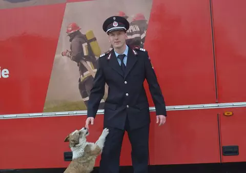 Cățelușul Moby a devenit mascota ISU Mureș. Patrupedul a fost salvat de pompieri dintr-un incendiu violent