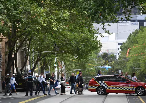 O mașină a intrat intenționat în mulțime la Melbourne. Bilanțul a ajuns la patru morți