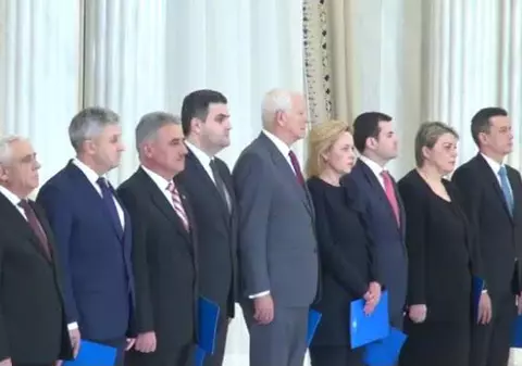 CV-urile noilor miniștri: Absolvenți ai Colegiului de Apărare, studii în străinătate,  lipsă de experiență în domeniu