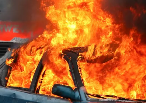O mașină a luat foc pe autostrada București - Pitești