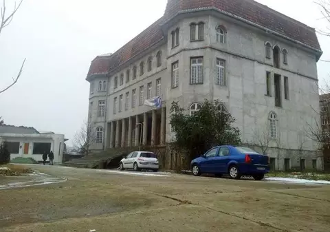 Un palat al romilor din Timișoara este scos la vânzare la un preț fabulos. Are patru etaje, mansardă, dar nu e tencuit