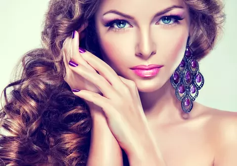 Cum îmblânzești părul cârlionțat. Trei soluții ca să îl dai pe brazdă