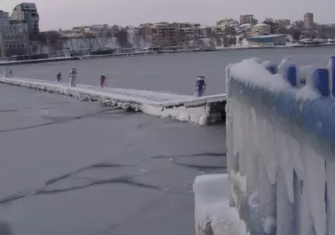 Fenomen inedit în Constanța: Portul Tomis a înghețat. Deși e frig, oamenii au ieșit să facă fotografii pe faleza Cazinoului | GALERIE FOTO