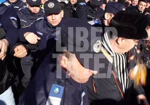 Revoltă în județul Botoșani. Sute de oameni au ieșit în stradă și l-au atacat cu ouă pe primar dintr-un motiv uluitor