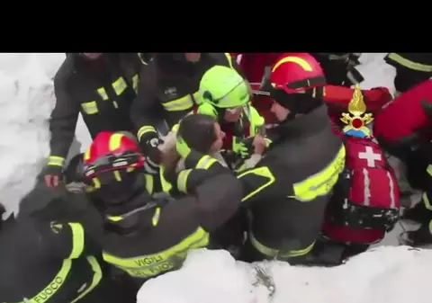 Primele imagini cu românca, salvată de sub dărâmăturile hotelului, distrus de avalanșă