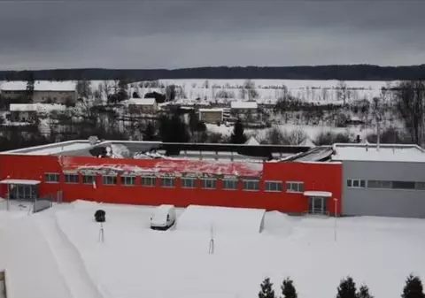 80 de spectatori şi jucători au scăpat cu viaţă, după ce tavanul unei arene s-a prăbuşit / VIDEO