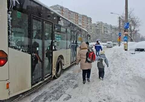 Elevii din București vor putea ajunge mai târziu la școală marți și miercuri