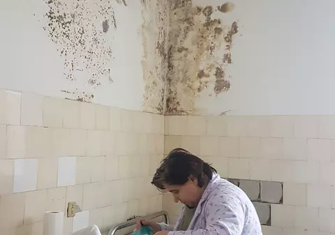 Pacienții Secției de Boli Infecțioase din Arad nu au apă caldă. Bolnavii se spală cu șervelețe umede