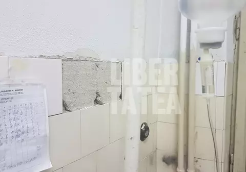 Pacienții Secției de Boli Infecțioase din Arad nu au apă caldă. Bolnavii se spală cu șervelețe umede