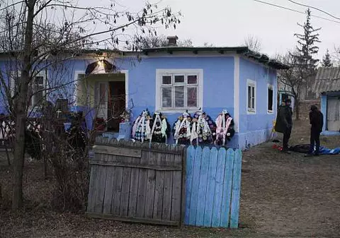 Un bărbat din Botoșani s-a sinucis lângă sicriul soţiei. A fost găsit spânzurat, în toaleta din spatele casei