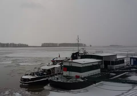 E atât de frig încât a înghețat Dunărea! Cel mai mare spărgător de gheață din România a fost trimis pentru a îndepărta sloiurile din fluviu