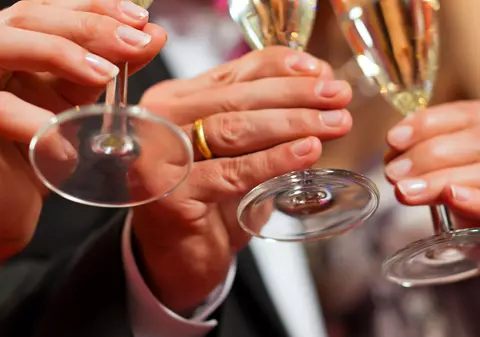 «Jucăriile» femeilor mature, dar cu bani. Sute de tineri români vor să devină protejații doamnelor realizate financiar