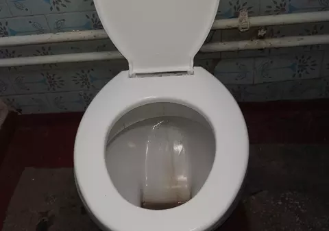 Saloane fără apă caldă, igrasie și toalete murdare în spitalul din Tecuci