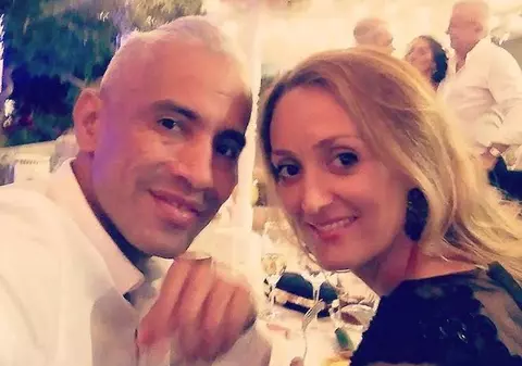 Willmark a fost pus într-o situație stânjenitoare de soția sa: „Dă-te jos de pe masă, mă faci de râs!”