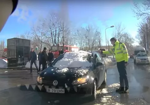 Ce a pățit un șofer din București care nu și-a curățat complet mașina! Gestul polițistului este incredibil! | VIDEO