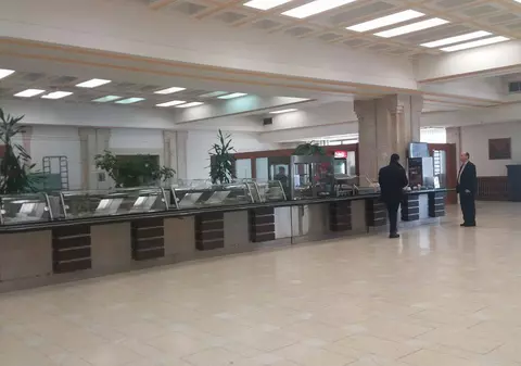 O masă la cantina din Parlament se ia pe mărunțiș. Parlamentarii iau prânzul cu 10 lei