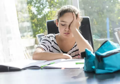 Trezitul cu noaptea-n cap nu este benefic pentru elevi și adolescenți. Lăsați copiii să doarmă cât mai mult dimineața!