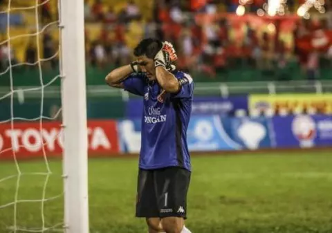 Portarul din Vietnam s-a întors cu spatele la penalty și a fost suspendat. ”A băut” după Dănălache / VIDEO