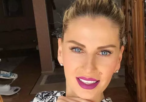 Andreea Bănică și-a făcut selfie în toaleta unui local. Cum au reacționat fanii | FOTO ÎN ARTICOL